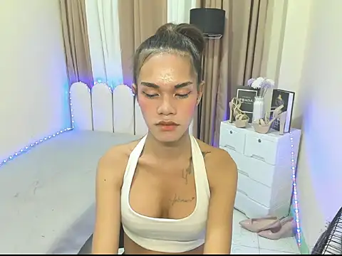 Snapshot of Seductive_aliyah chatting on June 5, 6:24 pm Seductive aliyah online show from June 5, 6:24 pm