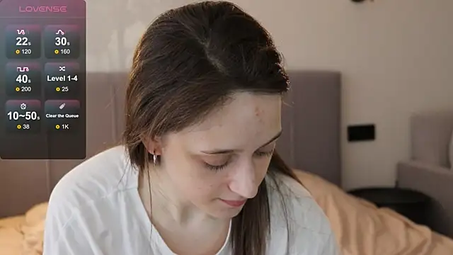 ellyellow online show from April 18, 8:40 am