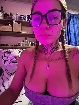 Snapshot of Violeta_queen1 chatting on June 25, 3:28 am Violeta queen1 online show from June 25, 3:28 am