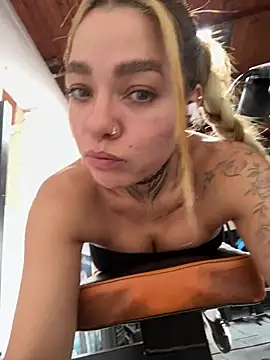 Snapshot of Violeta_queen1 chatting on June 25, 5:17 pm Violeta queen1 online show from June 25, 5:17 pm