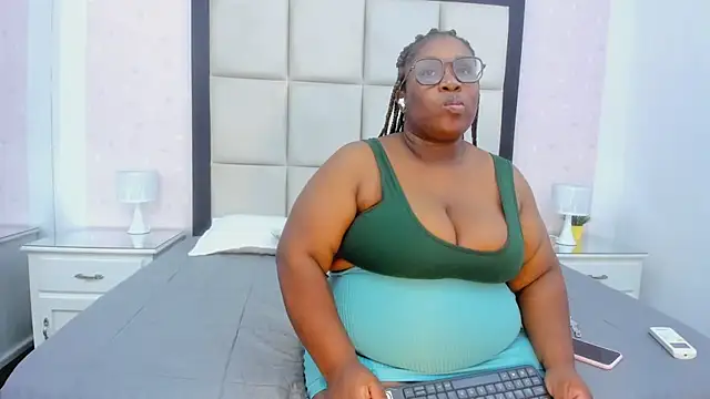 Snapshot of TreisyVixen chatting on July 4, 3:45 am TreisyVixen online show from July 4, 3:45 am