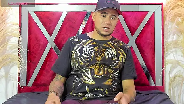 Snapshot of Nickk_21_ chatting on April 21, 1:39 pm Nickk 21 online show from April 21, 1:39 pm