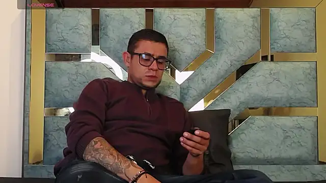 Snapshot of Nickk_21_ chatting on May 15, 1:29 pm Nickk 21 online show from May 15, 1:29 pm