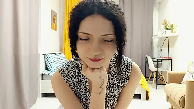 CinnamonCurl online show from May 25, 11:33 pm