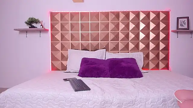 Naughty Kat  online show from April 19, 3:39 am