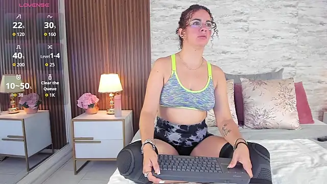 zoehiltonn online show from May 9, 1:16 pm