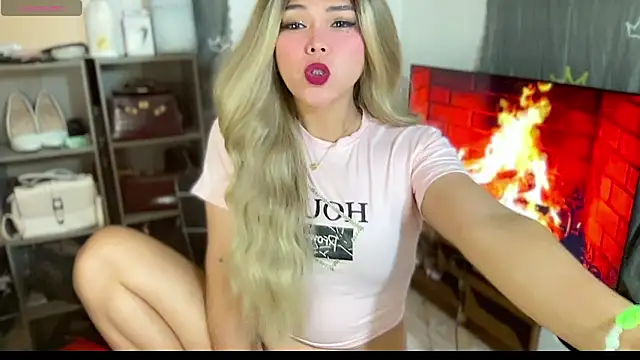 Snapshot of hannaBaby_lisyos11 chatting on May 24, 2:44 pm hannaBaby lisyos11 online show from May 24, 2:44 pm