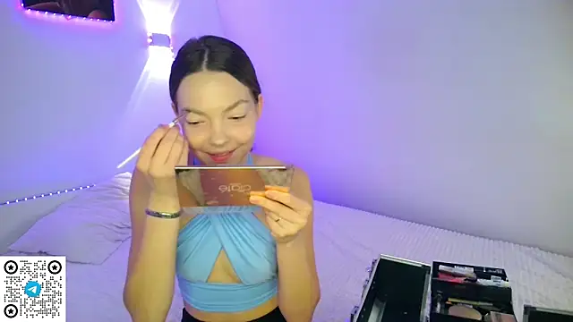 Snapshot of Miafiora chatting on May 18, 1:13 am Miafiora online show from May 18, 1:13 am