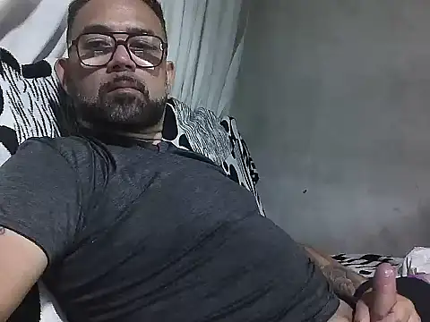 Snapshot of CarlossexVen chatting on April 20, 12:46 am CarlossexVen online show from April 20, 12:46 am