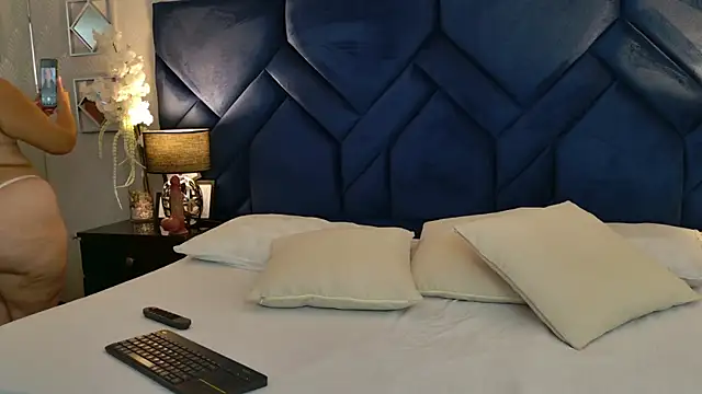 Snapshot of IsabelaCampbell chatting on May 6, 6:57 pm IsabelaCampbell online show from May 6, 6:57 pm