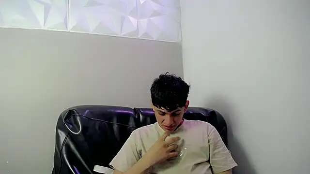 Snapshot of Yosepp_cum chatting on April 28, 3:33 am Yosepp cum online show from April 28, 3:33 am