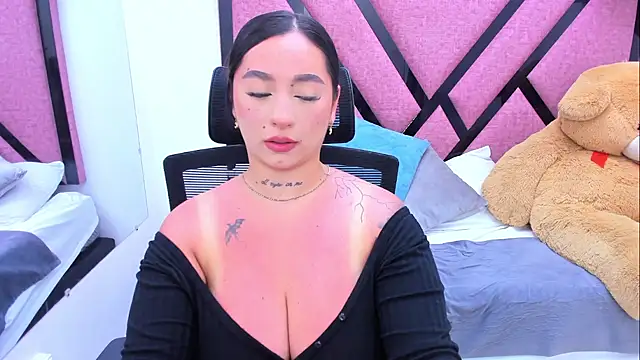 Snapshot of MiaaCastroo chatting on May 19, 2:40 am MiaaCastroo online show from May 19, 2:40 am