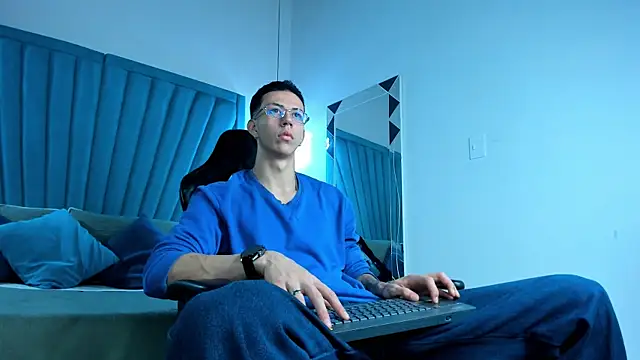 OliverThompsonJS online show from June 18, 4:46 am