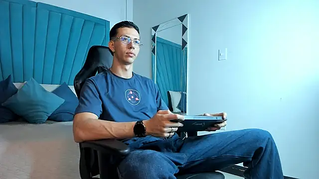 OliverThompsonJS online show from June 24, 5:28 am