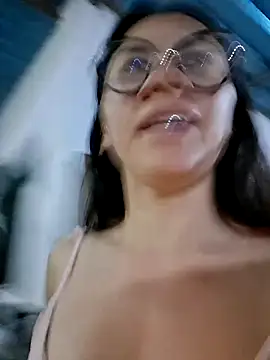 Snapshot of YelenaVergara chatting on July 18, 3:33 am YelenaVergara online show from July 18, 3:33 am