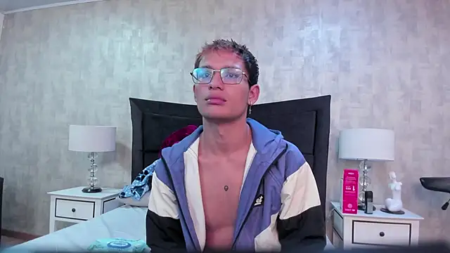 Snapshot of Damian_Garciaa chatting on April 28, 11:37 am Damian Garciaa online show from April 28, 11:37 am