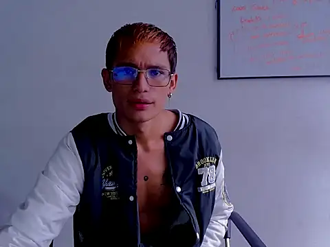 Snapshot of Damian_Garciaa chatting on May 2, 4:01 pm Damian Garciaa online show from May 2, 4:01 pm