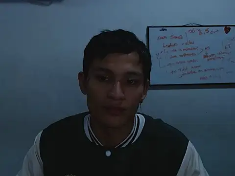 Snapshot of Damian_Garciaa chatting on May 5, 1:02 am Damian Garciaa online show from May 5, 1:02 am