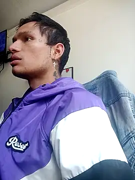 Snapshot of Damian_Garciaa chatting on May 9, 5:29 pm Damian Garciaa online show from May 9, 5:29 pm