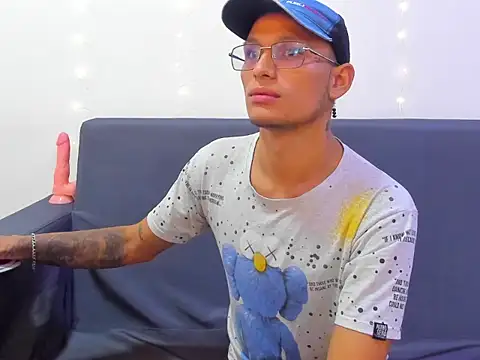 Snapshot of Damian_Garciaa chatting on May 18, 11:10 pm Damian Garciaa online show from May 18, 11:10 pm