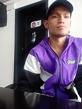 Snapshot of Damian_Garciaa chatting on May 21, 3:52 pm Damian Garciaa online show from May 21, 3:52 pm