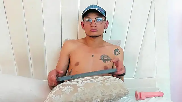 Snapshot of Damian_Garciaa chatting on May 22, 4:41 am Damian Garciaa online show from May 22, 4:41 am