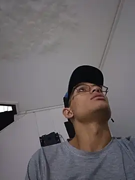 Snapshot of Damian_Garciaa chatting on May 28, 11:35 pm Damian Garciaa online show from May 28, 11:35 pm