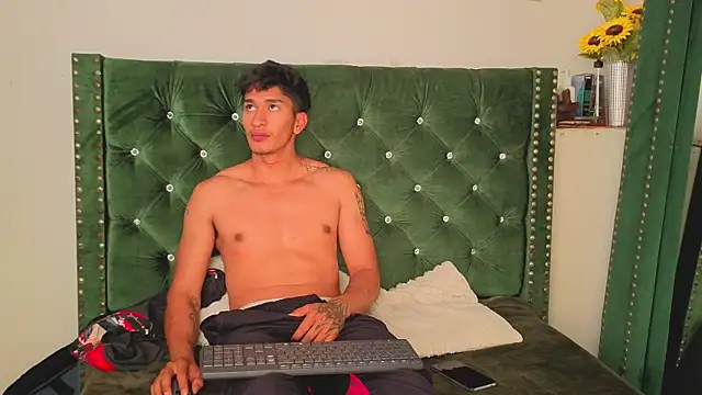 Snapshot of Zayn_Moretti chatting on June 29, 4:51 pm Zayn Moretti online show from June 29, 4:51 pm