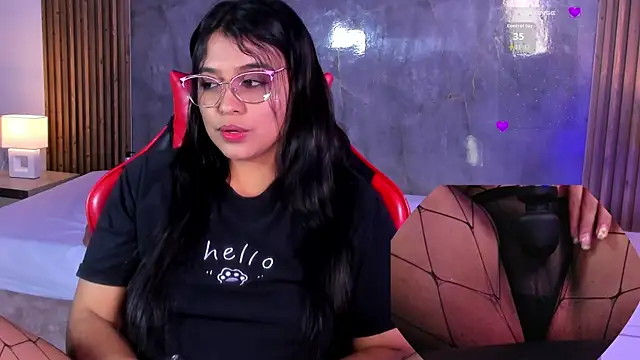 LuciaReid online show from April 29, 5:30 pm