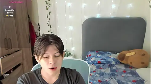 Snapshot of Felixzyn chatting on April 22, 7:04 pm Felixzyn online show from April 22, 7:04 pm