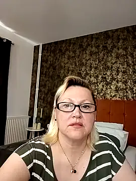 I amVeronicle online show from April 24, 9:56 am