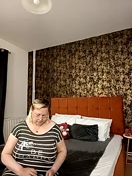 I amVeronicle online show from April 27, 6:06 pm