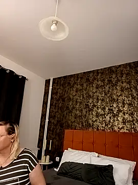 I amVeronicle online show from April 28, 2:27 am