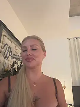 Snapshot of Karen_Luxe chatting on April 28, 11:21 pm Karen Luxe online show from April 28, 11:21 pm