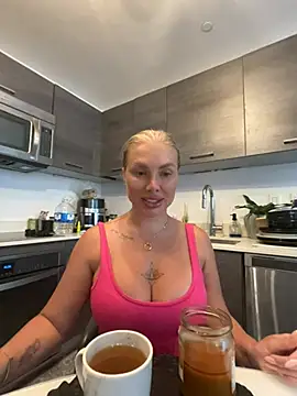 Snapshot of Karen_Luxe chatting on May 20, 7:53 pm Karen Luxe online show from May 20, 7:53 pm