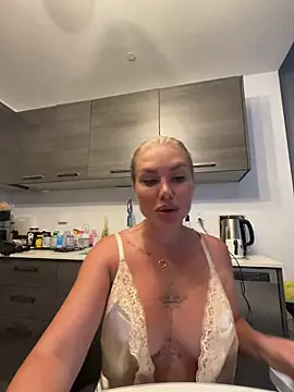 Snapshot of Karen_Luxe chatting on May 27, 11:46 pm Karen Luxe online show from May 27, 11:46 pm