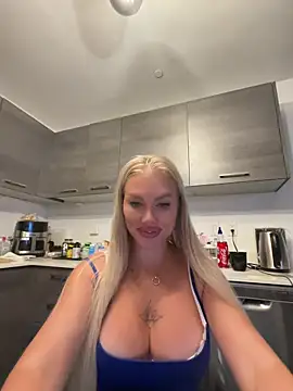 Snapshot of Karen_Luxe chatting on May 30, 3:25 am Karen Luxe online show from May 30, 3:25 am