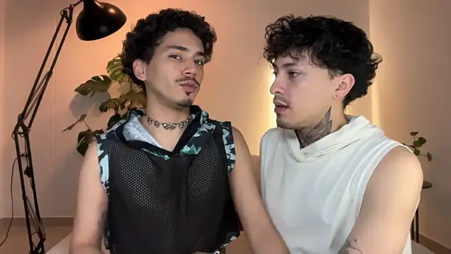 Snapshot of Noah_and_Steven chatting on May 18, 2:07 am Noah and Steven online show from May 18, 2:07 am