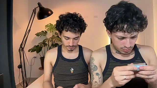 Snapshot of Noah_and_Steven chatting on May 24, 3:55 am Noah and Steven online show from May 24, 3:55 am