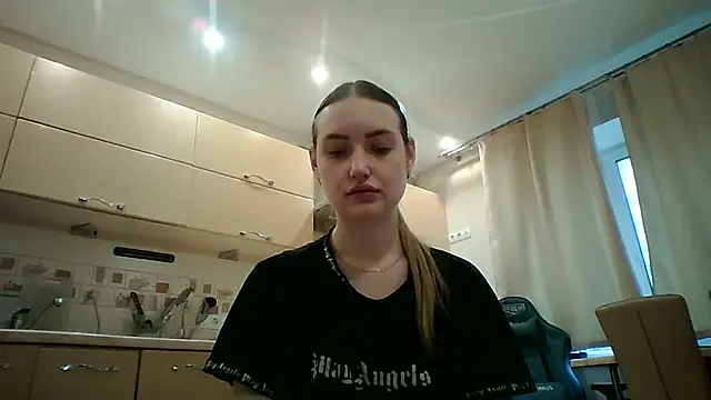 Lisanta online show from May 1, 4:00 pm