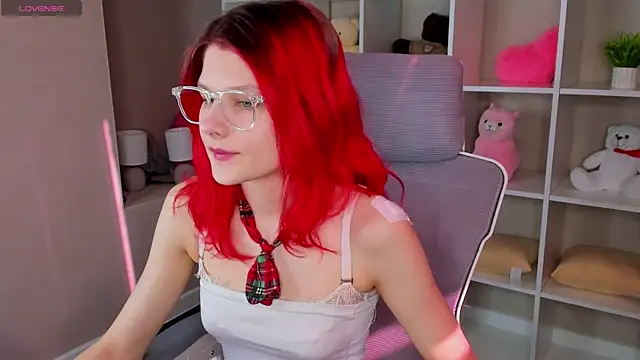 Bonnie Hernandez online show from May 2, 9:36 am