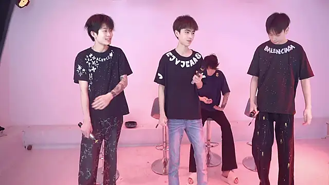 Snapshot of Woshididimen- chatting on May 2, 1:38 pm Woshididimen- online show from May 2, 1:38 pm