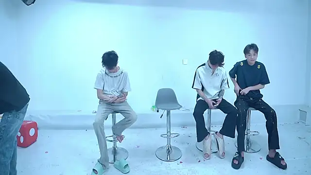 Snapshot of Woshididimen- chatting on May 7, 1:05 pm Woshididimen- online show from May 7, 1:05 pm