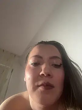Snapshot of AlyraMoon chatting on April 22, 8:39 am AlyraMoon online show from April 22, 8:39 am