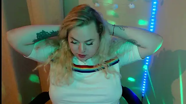 Snapshot of sweetvlada chatting on May 5, 8:17 pm sweetvlada online show from May 5, 8:17 pm