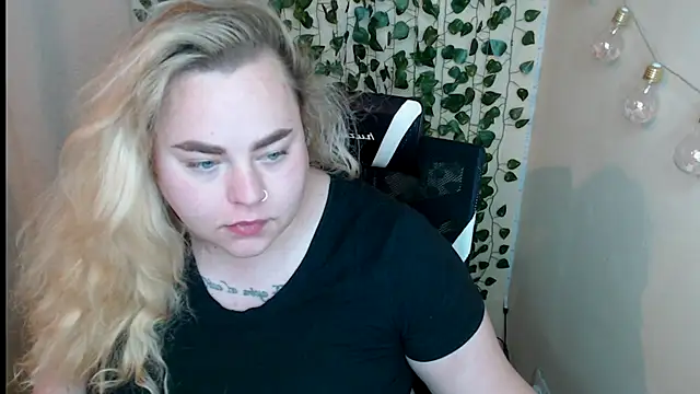 Snapshot of sweetvlada chatting on May 17, 4:36 pm sweetvlada online show from May 17, 4:36 pm