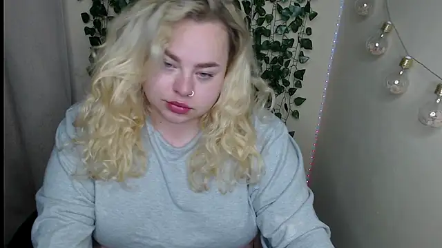 Snapshot of sweetvlada chatting on May 21, 2:40 am sweetvlada online show from May 21, 2:40 am