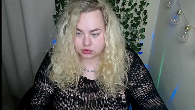 Snapshot of sweetvlada chatting on May 23, 2:28 am sweetvlada online show from May 23, 2:28 am