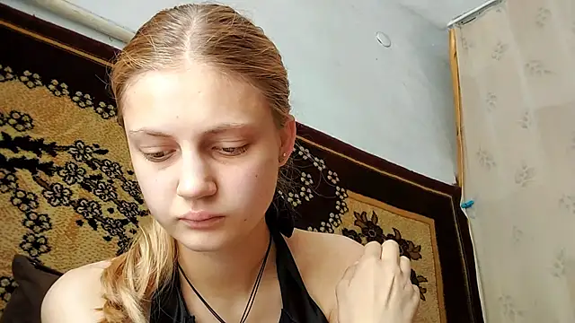 Snapshot of LunaLaday chatting on July 15, 6:18 am LunaLaday online show from July 15, 6:18 am