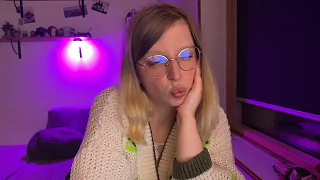 Snapshot of GoddessTeti chatting on May 5, 8:50 pm GoddessTeti online show from May 5, 8:50 pm